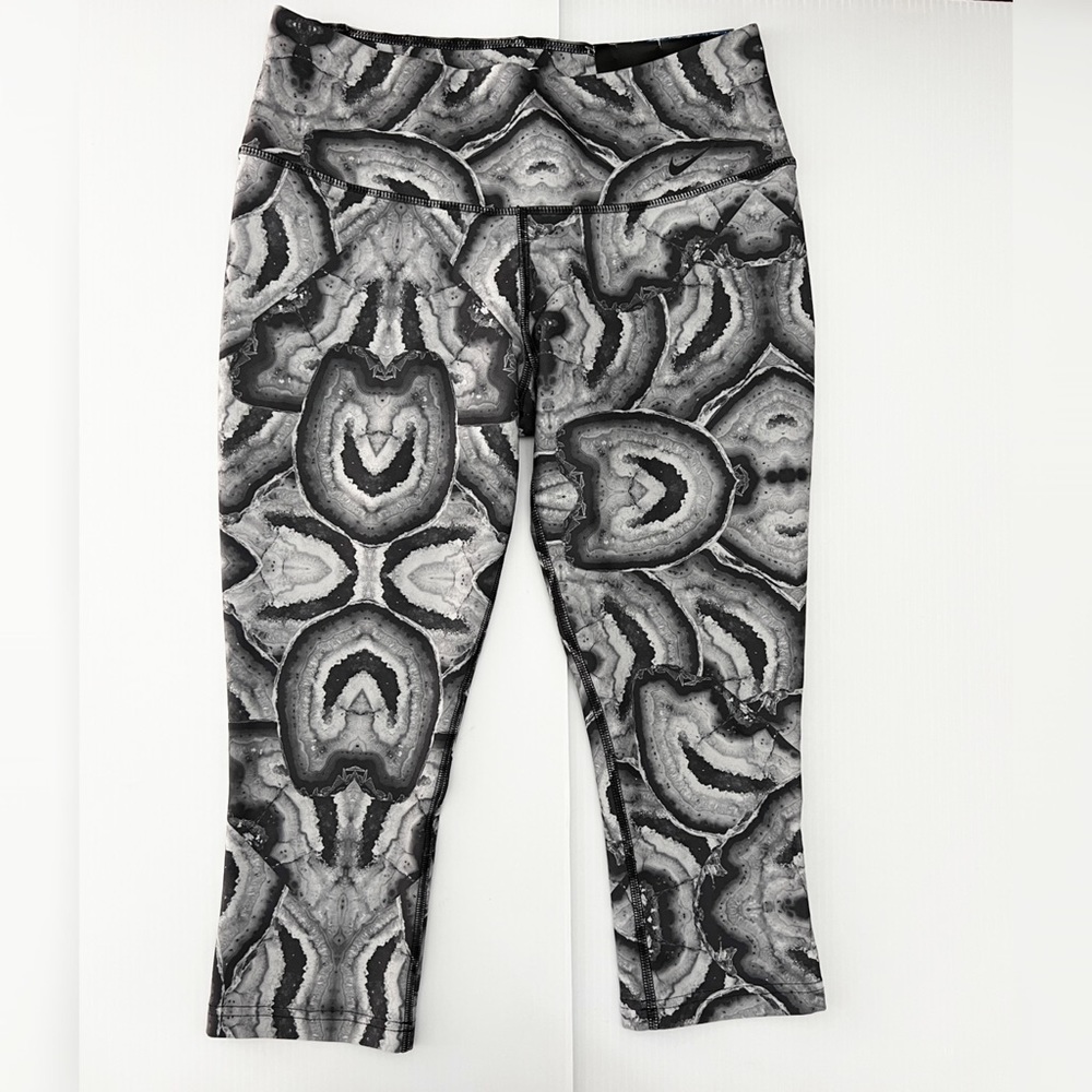 Nike - NWT - Legend Tight Fit Leggings - S